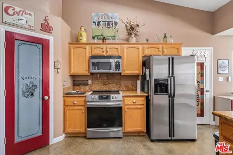 Kitchen - 9999 Del Sol Ave, Phelan, CA 92371 photo 3 of 4