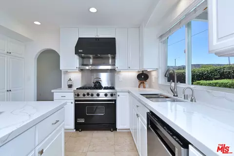 Kitchen - 2107 Rockdale Ave, Simi Valley, CA 93063 photo 7 of 8