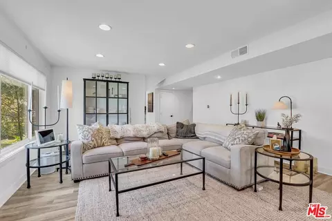 18547 Collins St #B1, Tarzana, CA 91356