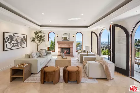 8027 Floral Ave, Los Angeles, CA 90046