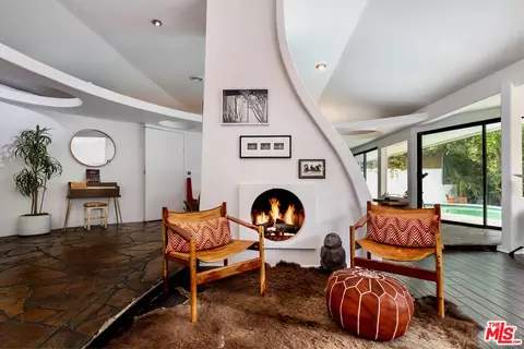 7495 Mulholland Dr, Los Angeles, CA 90046