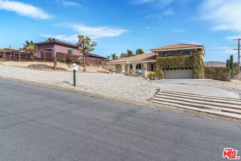 7545 Pinon Dr, Yucca Valley, CA 92284 photo 2
