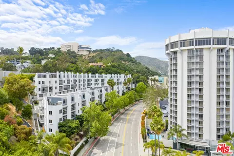 171 N Church Ln #304, Los Angeles, CA 90049