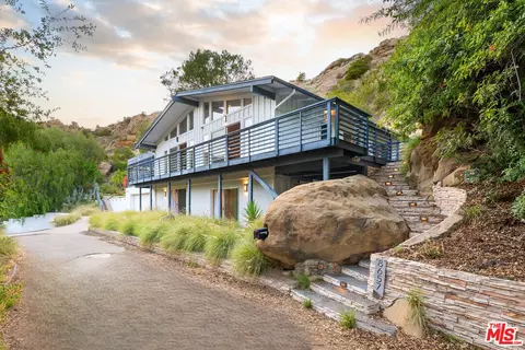 8657 Valley Flores Dr, West Hills, CA 91304