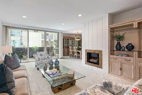 809 S Bundy Dr #211, Los Angeles, CA 90049