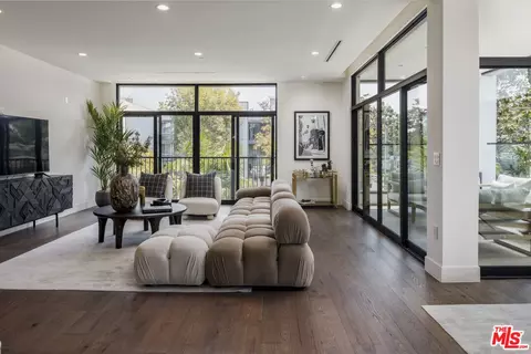 425 N Palm Dr #304, Beverly Hills, CA 90210