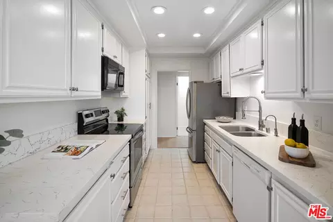 Kitchen - 497 E California Blvd #301, Pasadena, CA 91106 photo 2 of 2