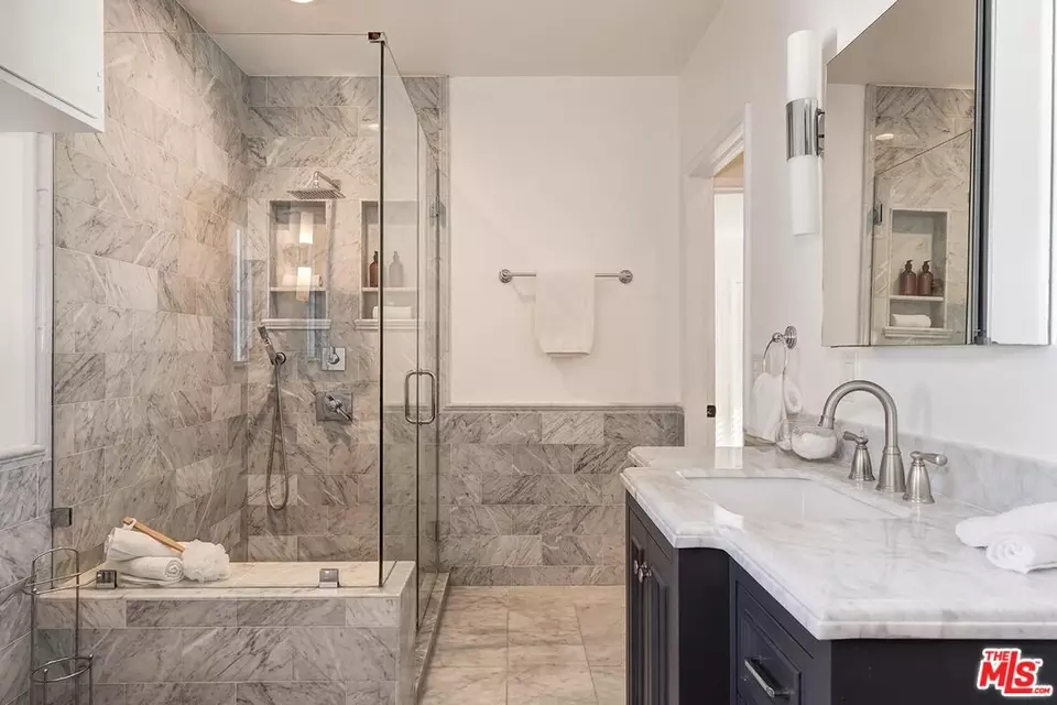 Bath - 218 S Peck Dr, Beverly Hills, CA 90212 photo 3 of 8