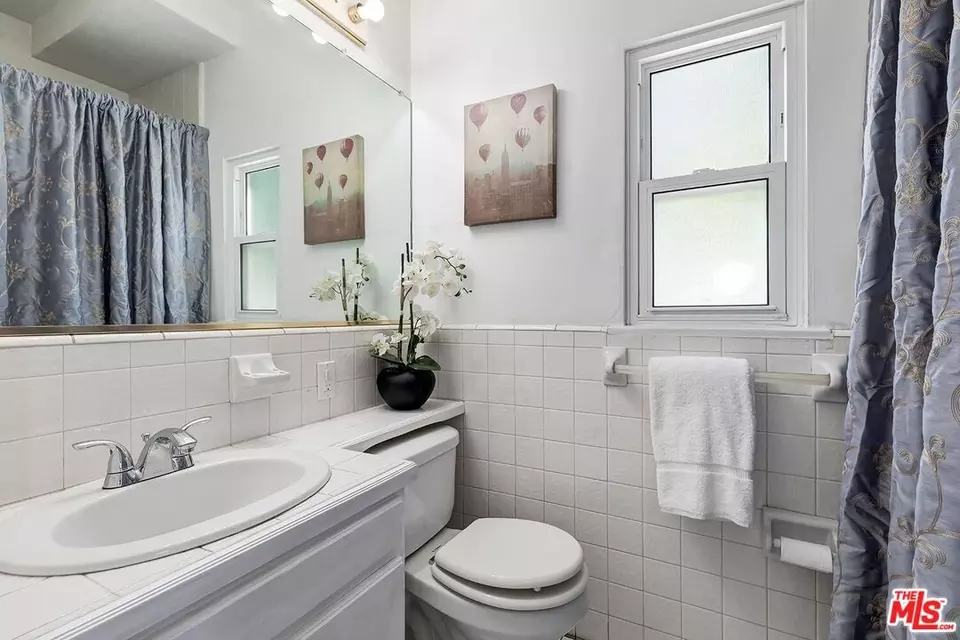 Bath - 218 S Peck Dr, Beverly Hills, CA 90212 photo 7 of 8