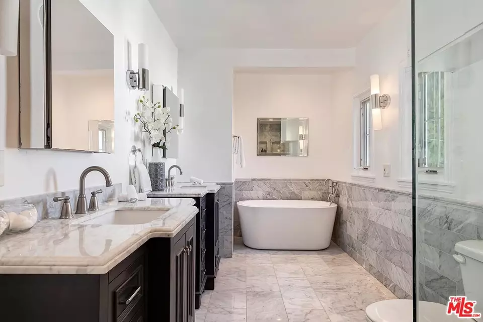 Bath - 218 S Peck Dr, Beverly Hills, CA 90212 photo 2 of 8