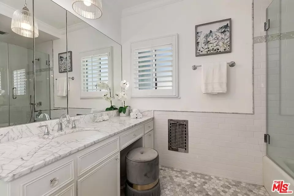 Bath - 218 S Peck Dr, Beverly Hills, CA 90212 photo 4 of 8