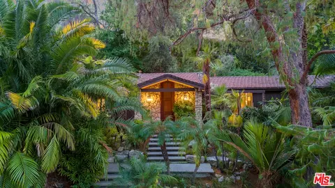 4943 Queen Victoria Rd, Woodland Hills, CA 91364