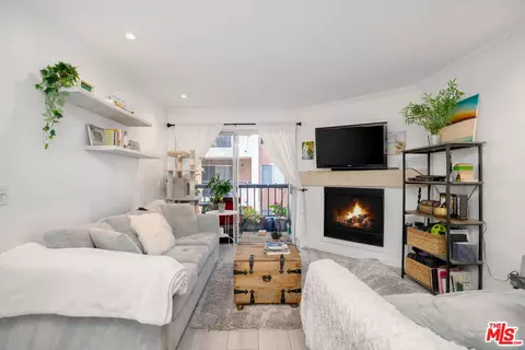 5500 Owensmouth Ave #217, Woodland Hills, CA 91367