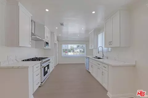 7026 Colbath Ave, Van Nuys, CA 91405 photo 4