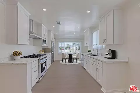 7026 Colbath Ave, Van Nuys, CA 91405 photo 3