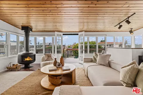 Living - 28 24th Ave, Venice, CA 90291 photo 1 of 6