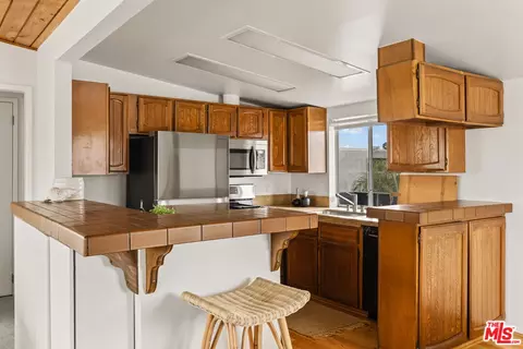 Kitchen - 28 24th Ave, Venice, CA 90291 photo 1 of 2