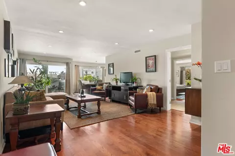 811 S Bedford St #304, Los Angeles, CA 90035