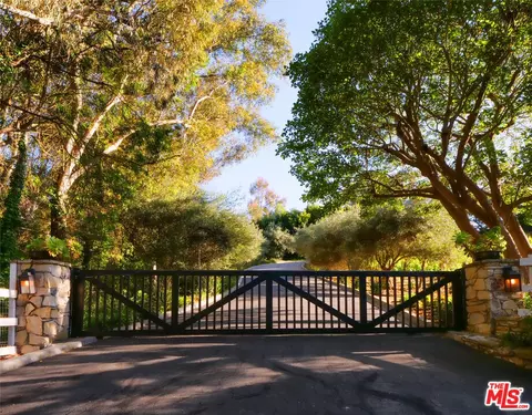 30 Portuguese Bend Rd, Rolling Hills, CA 90274
