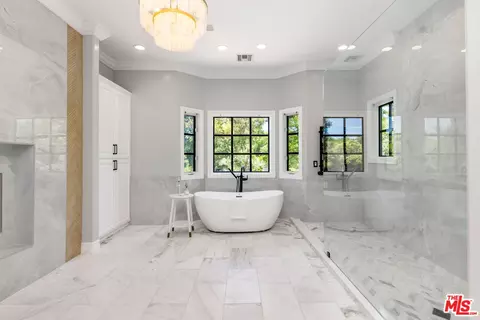 Bath - 11060 Hildreth Ct, Camarillo, CA 93012 photo 4 of 9
