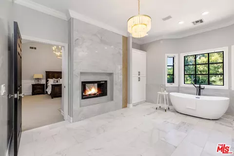 Bath - 11060 Hildreth Ct, Camarillo, CA 93012 photo 2 of 9