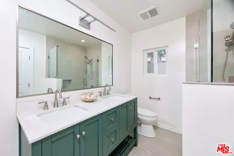 Bath - 3653 Falcon Ave, Long Beach, CA 90807 photo 2 of 3