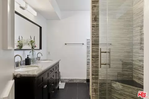 Bath - 823 Java Ave #4, Inglewood, CA 90301 photo 1 of 1