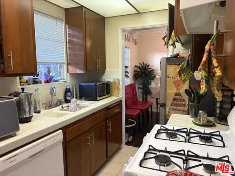 Kitchen - 140 N Pass Ave, Burbank, CA 91505 photo 4 of 6