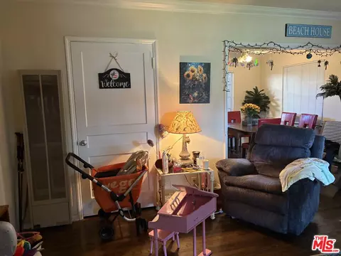 Entry Way - 140 N Pass Ave, Burbank, CA 91505 photo 2 of 3
