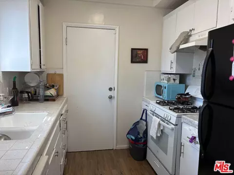Kitchen - 140 N Pass Ave, Burbank, CA 91505 photo 1 of 6