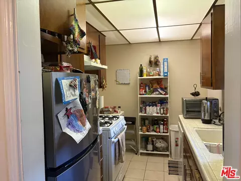 Kitchen - 140 N Pass Ave, Burbank, CA 91505 photo 3 of 6