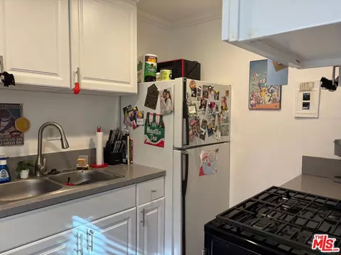 Kitchen - 140 N Pass Ave, Burbank, CA 91505 photo 5 of 6