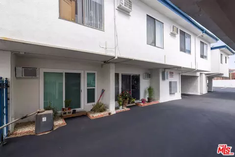 Exterior - 15115 Victory Blvd, Van Nuys, CA 91411 photo 3 of 20