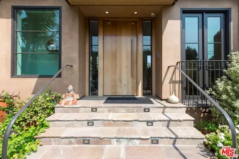 230 N Barrington Ave, Los Angeles, CA 90049