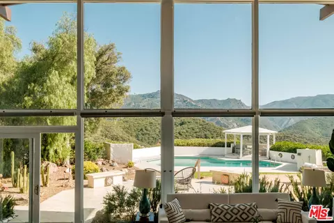 26094 Mulholland Hwy, Calabasas, CA 91302