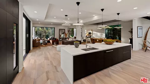 505 Barrington Ave #100, Los Angeles, CA 90049
