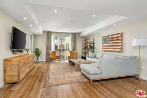 441 S Barrington Ave #303, Los Angeles, CA 90049