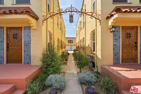 2935 Redondo Blvd, Los Angeles, CA 90016