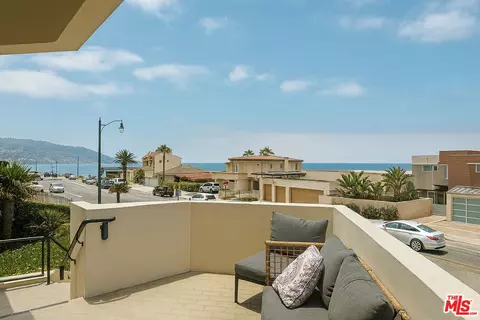 Exterior - 734 Esplanade #A, Redondo Beach, CA 90277 photo 4 of 7