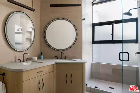 Bath - 734 Esplanade #A, Redondo Beach, CA 90277 photo 1 of 4