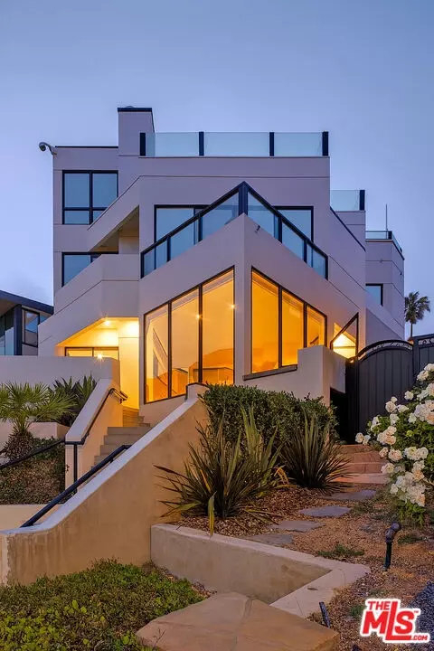 Exterior - 734 Esplanade #A, Redondo Beach, CA 90277 photo 6 of 7