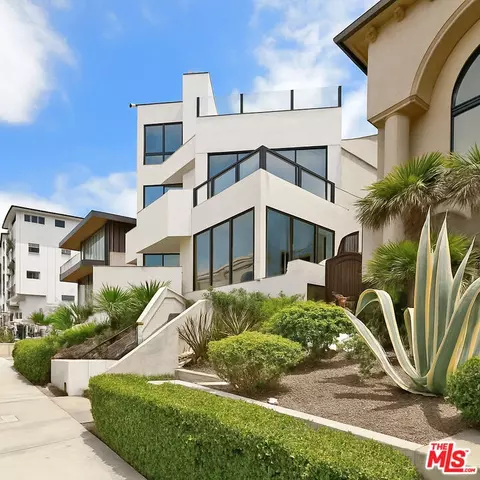 Exterior - 734 Esplanade #A, Redondo Beach, CA 90277 photo 3 of 7