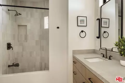 Bath - 734 Esplanade #A, Redondo Beach, CA 90277 photo 3 of 4
