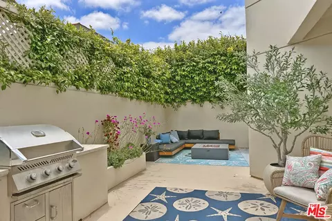 Exterior - 734 Esplanade #A, Redondo Beach, CA 90277 photo 5 of 7