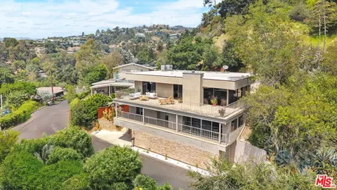 966 Bluegrass Ln, Los Angeles, CA 90049