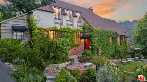 3827 Carnavon Way, Los Angeles, CA 90027