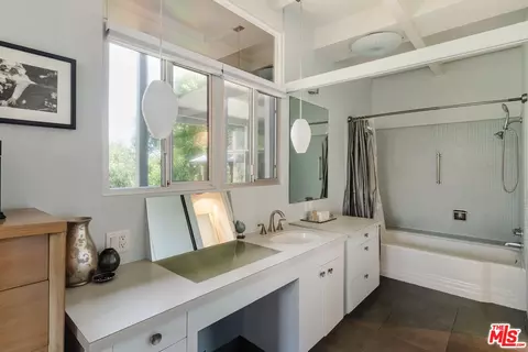 Bath - 2980 Edgewick Rd, Glendale, CA 91206 photo 1 of 2