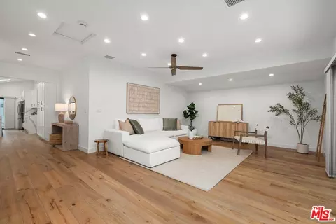 22126 De La Osa St, Woodland Hills, CA 91364