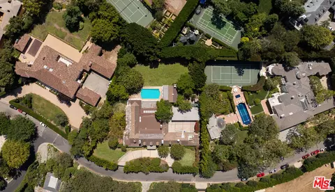 327 Delfern Dr, Los Angeles, CA 90077