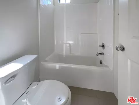 Bath - 265 Rose St, Fillmore, CA 93015 photo 2 of 3